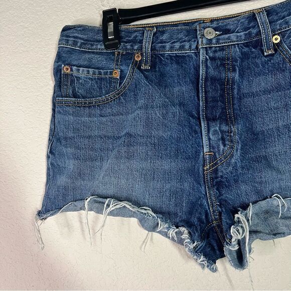 Levi's Womens 501 Jean Shorts Denim Cherry Embroidered Cut Off Medium Wash 31 - Picture 7 of 8
